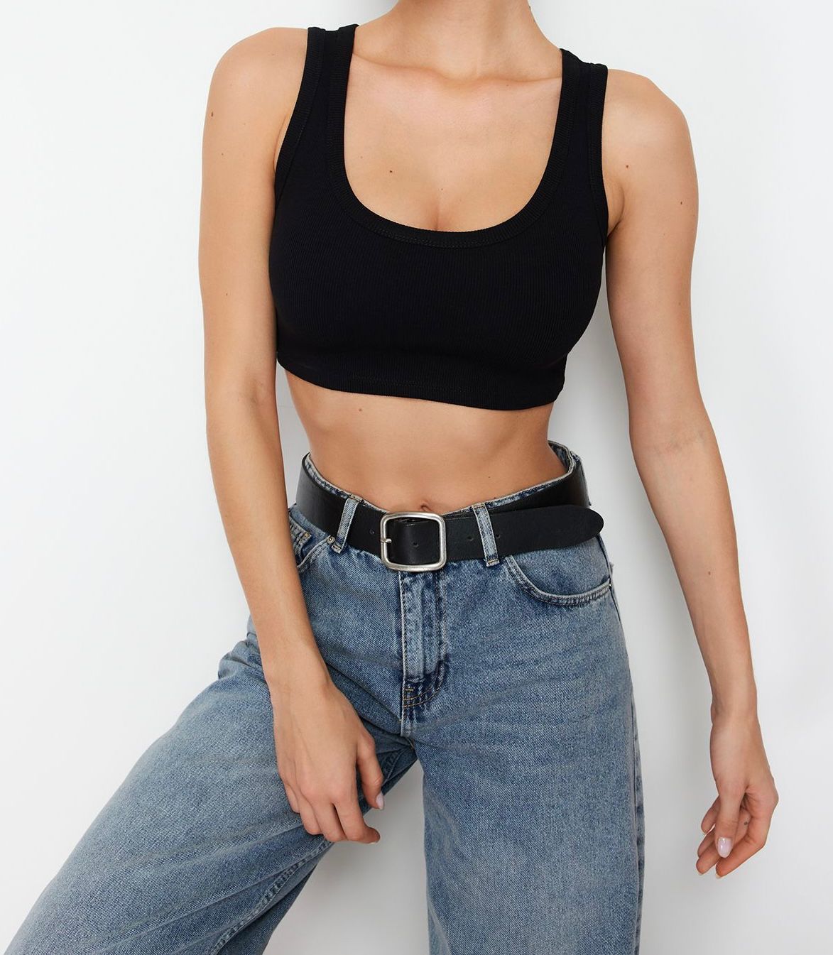 Şıklık ve konforun buluştuğu crop modeli.